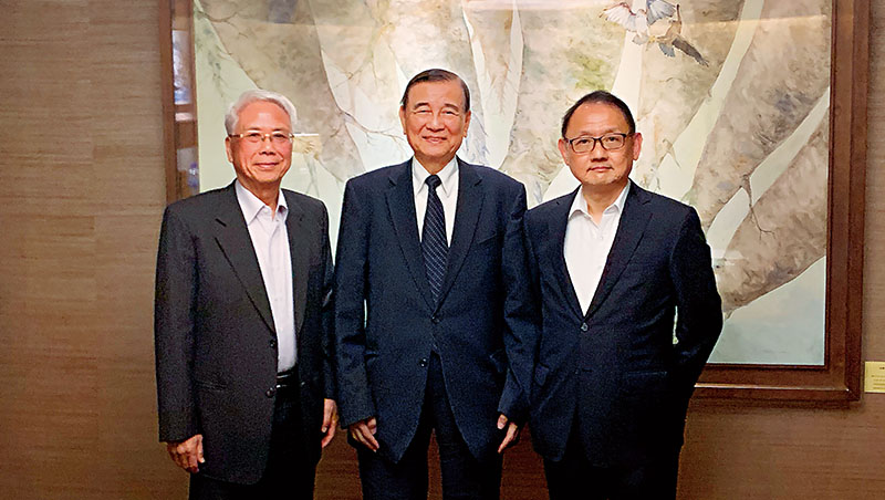 4月中，東元會長黃茂雄（中）與寶佳董事長林陳海（左）、華新麗華董事長焦佑倫（右）3大勢力結盟，是這場父子之爭確定公司派勝出的關鍵拐點
